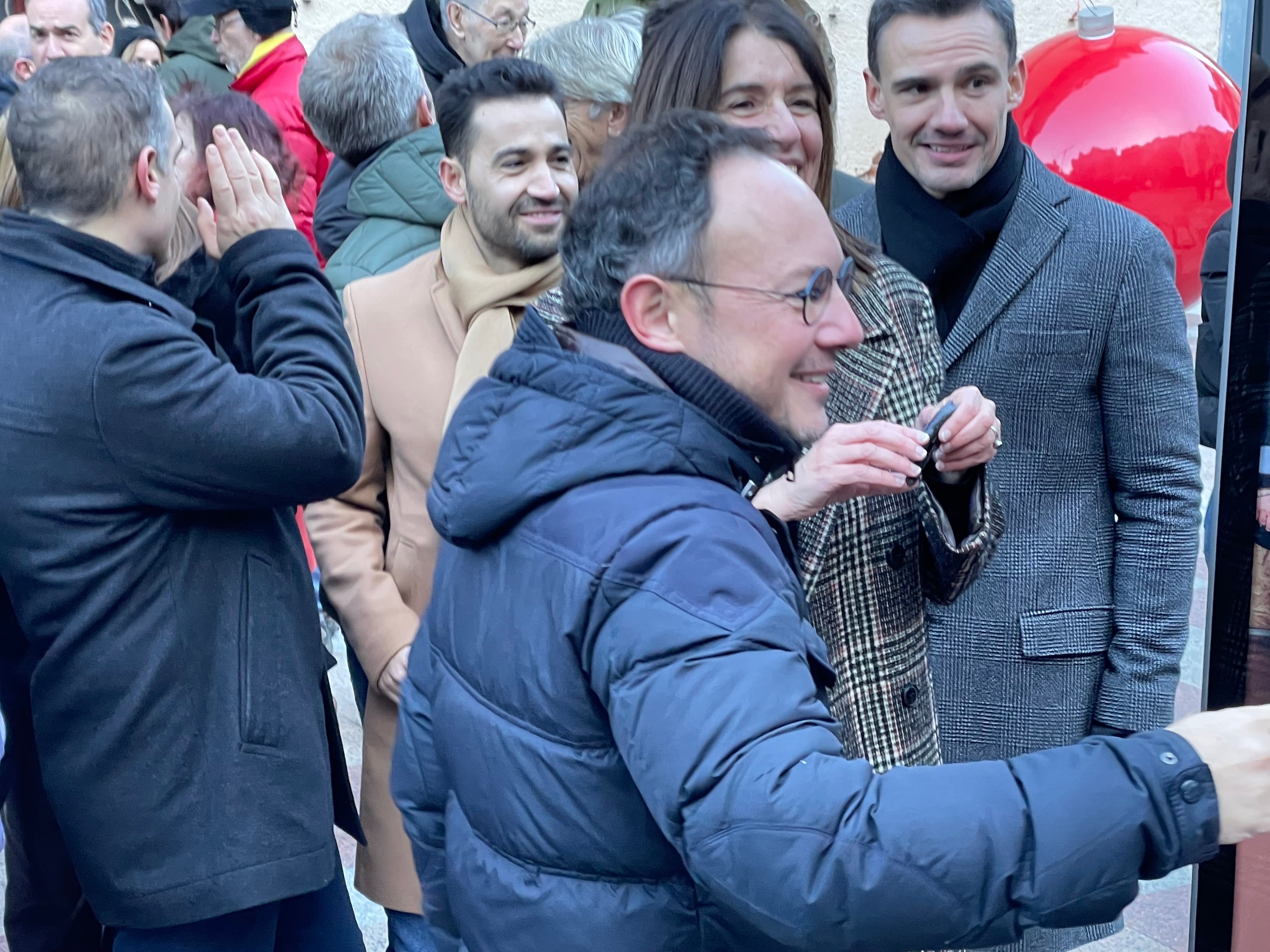 Xavier Espot a l'enganxada de cartells de DA a Escaldes.
