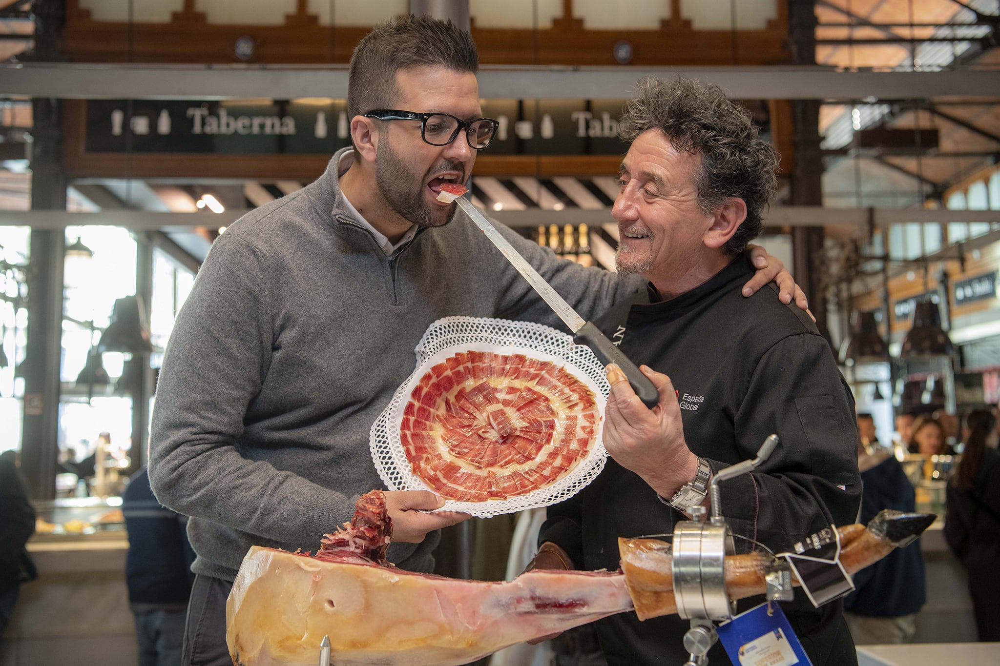 Antonio Hidalgo y Florencio Sanchidrián, en la presentación del jamón de Casa Lucas en el Mercado de San Miguel.