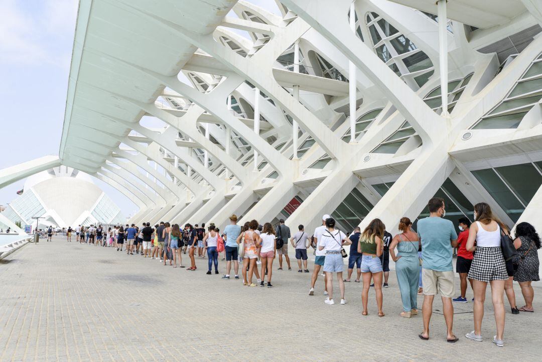 Decenas de adolescentes hacen cola para vacunarse de la primera dosis de la vacuna Moderna en la Ciudad de las Artes de Valencia