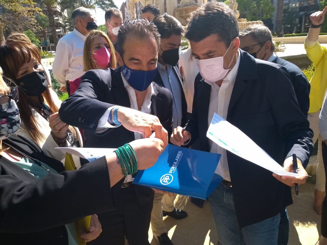 El candidato al PPCV, Carlos Mazón (d), y el presidente del PP en Alicante, Toño Peral (i) en la recogida de avales en la Plaza de Los Luceros.