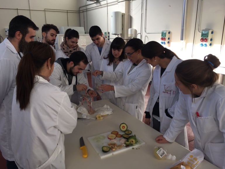 Alumnos del Grado de Ciencia y Tecnología de los Alimentos en el laboratorio del ICTAL