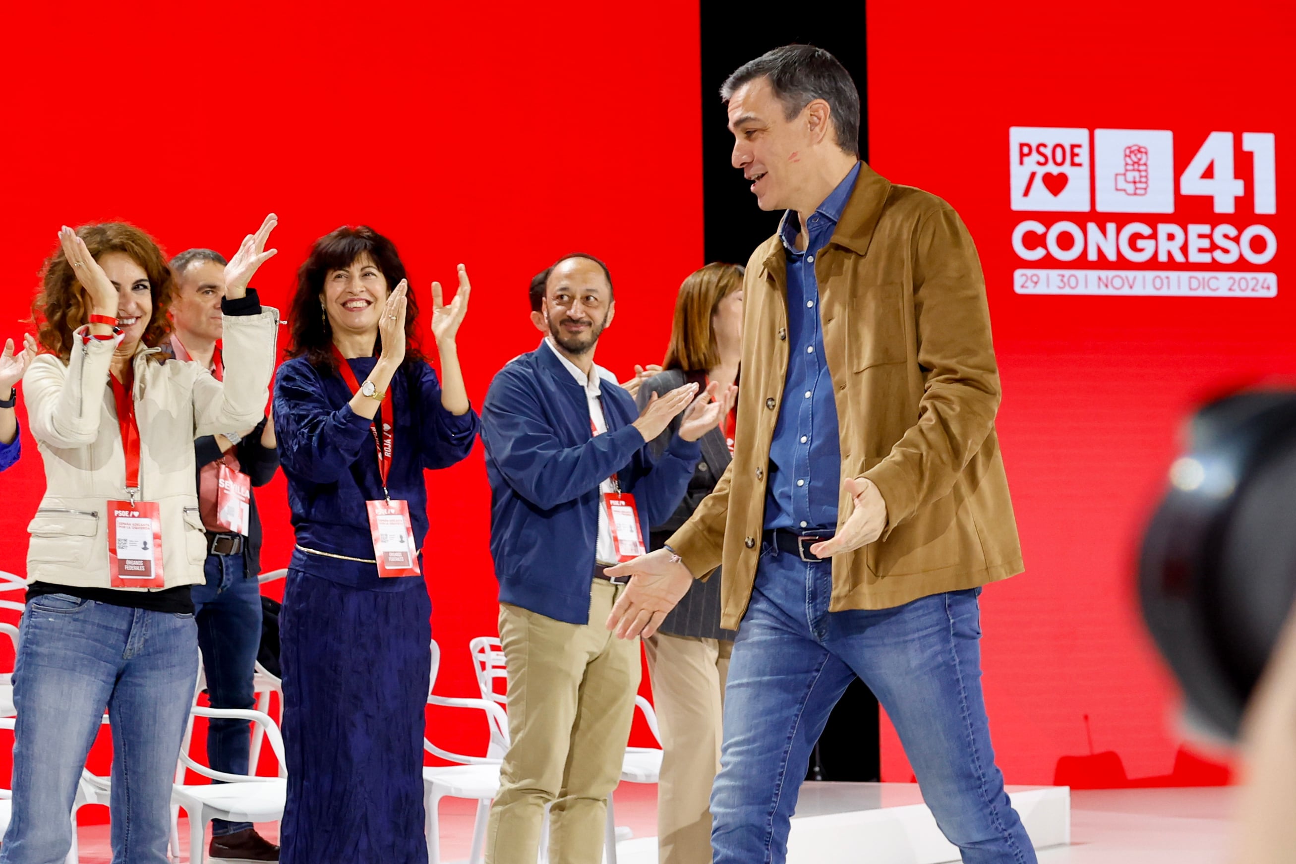 El secretario general del PSOE y presiente del Gobierno, Pedro Sánchez, en el escendario del 41 Congreso Federal del PSOE reunido en Sevilla este sábado. EFE/ Julio Muñoz