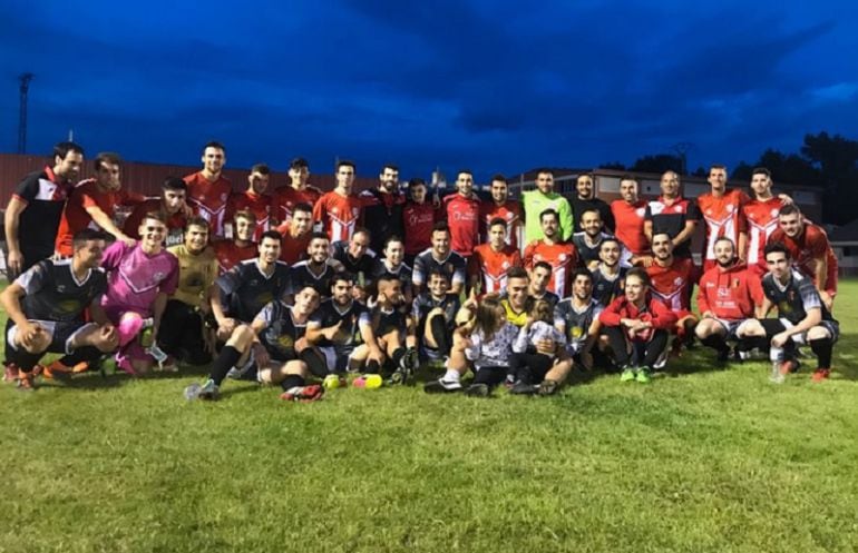 Los jugadores del Atlético Peñafiel y el Pizarrales tras el encuentro.