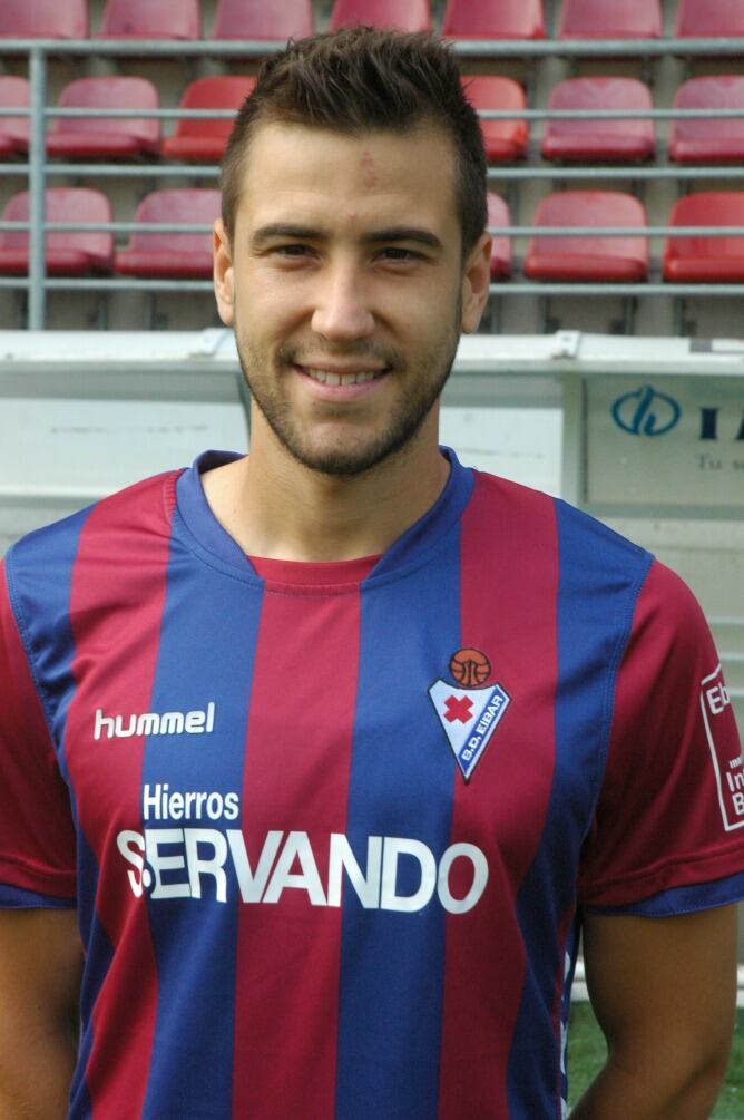 Borja Ekiza sonriente ante la para él especial visita a San Mamés el sábado