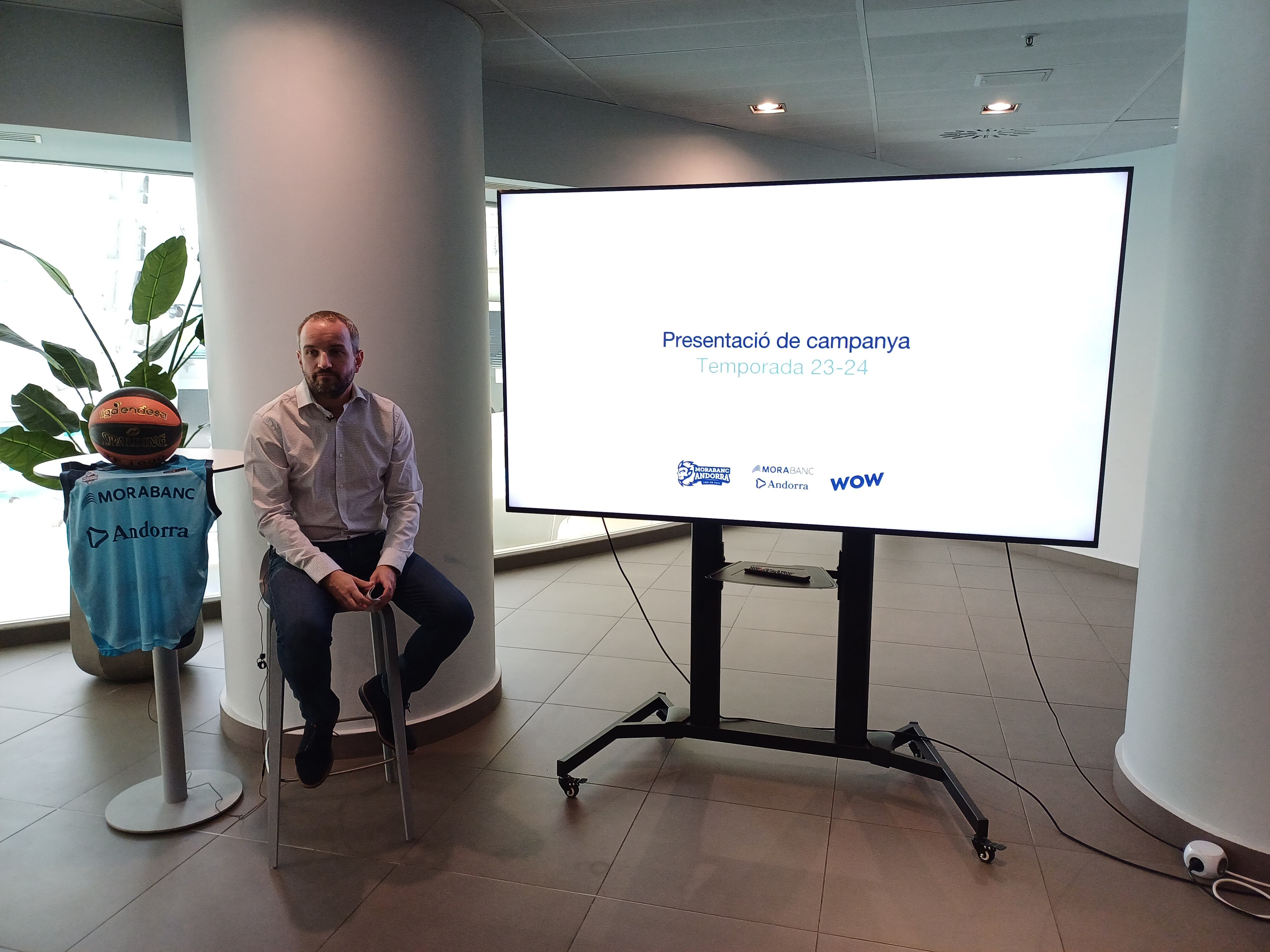 Alonso explica la nova campanya d'abonaments del MoraBanc Andorra.