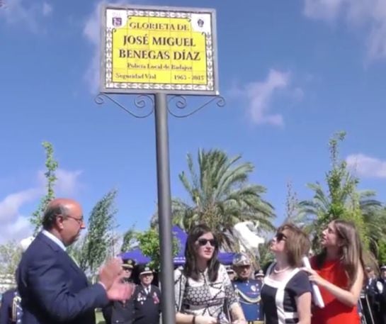 La viuda y las hijas de José Miguel Benegas junto a la placa conmemorativa