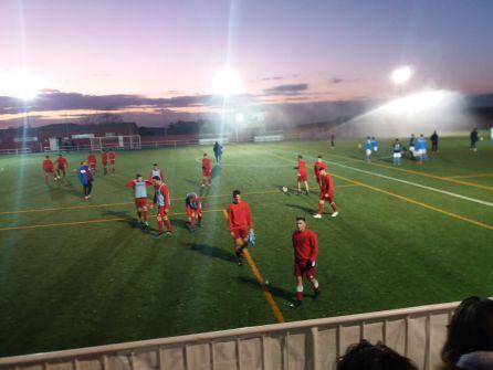 Ejercicios de calentamiento de los jugadores del Jódar, antes de iniciar el partido