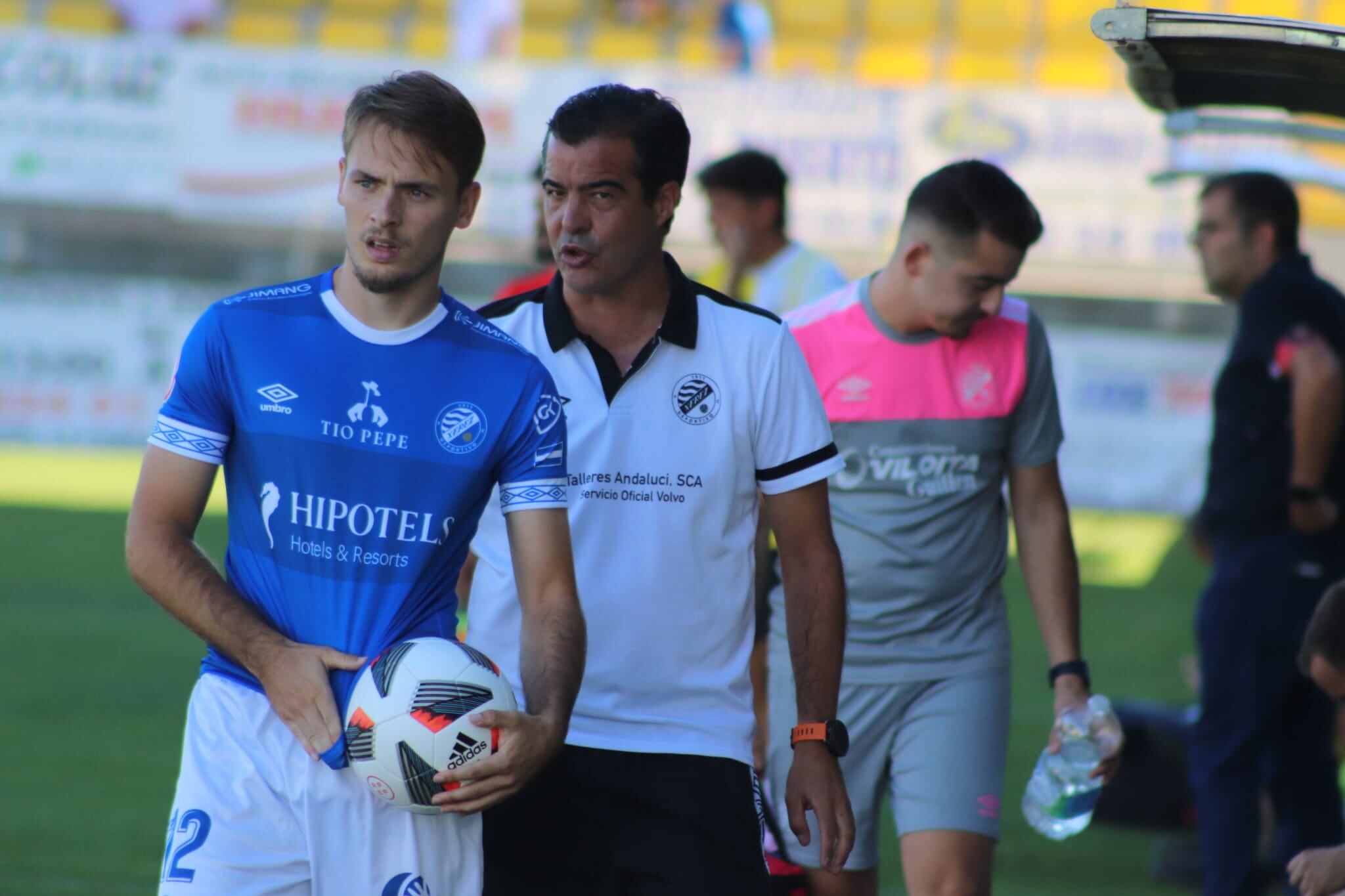 José Pérez Herrera dando instrucciones a Ricky durante el partido en Lepe