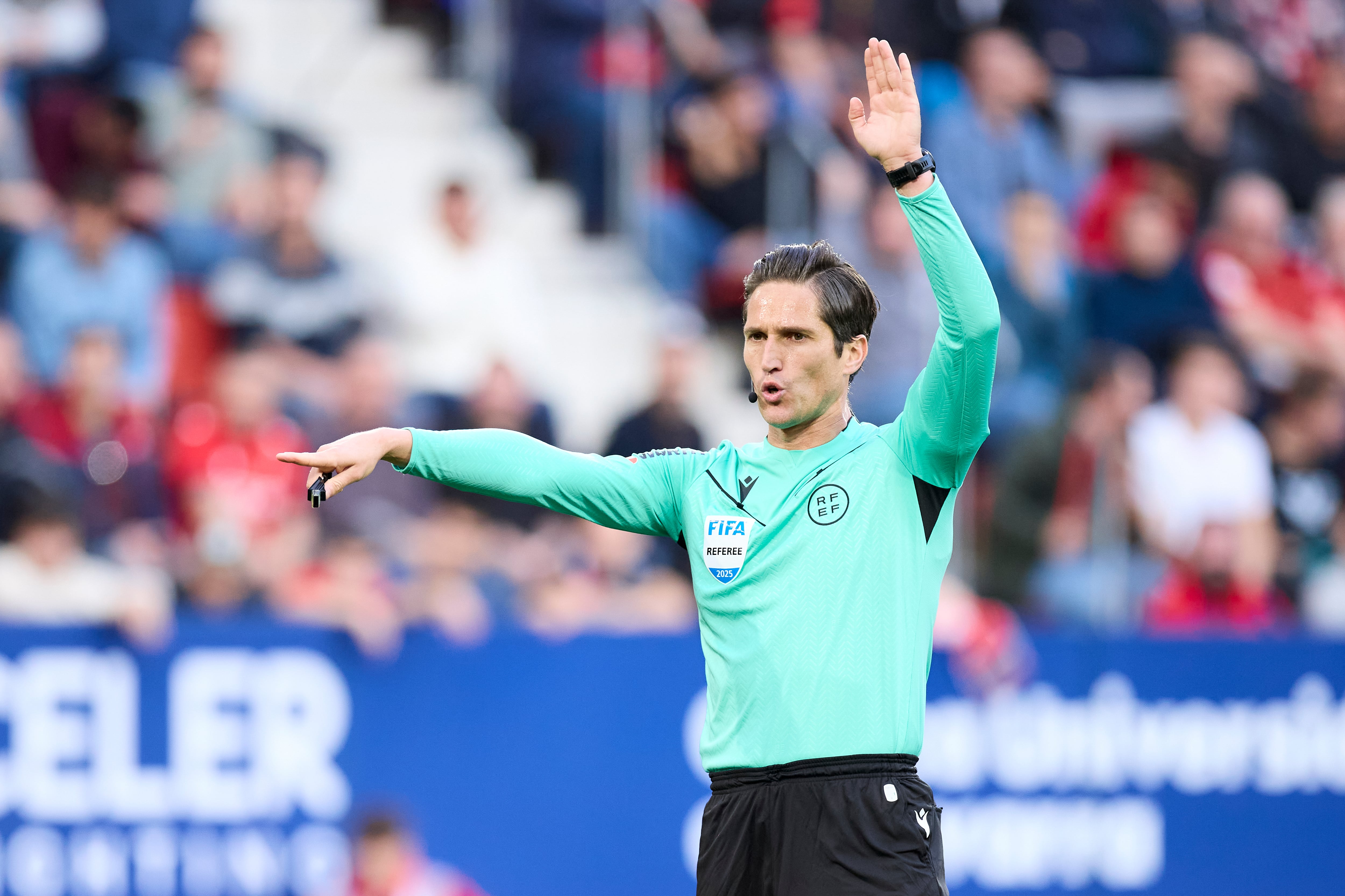 Martínez Munuera, durante el partido entre Osasuna y Real Madrid de LaLiga