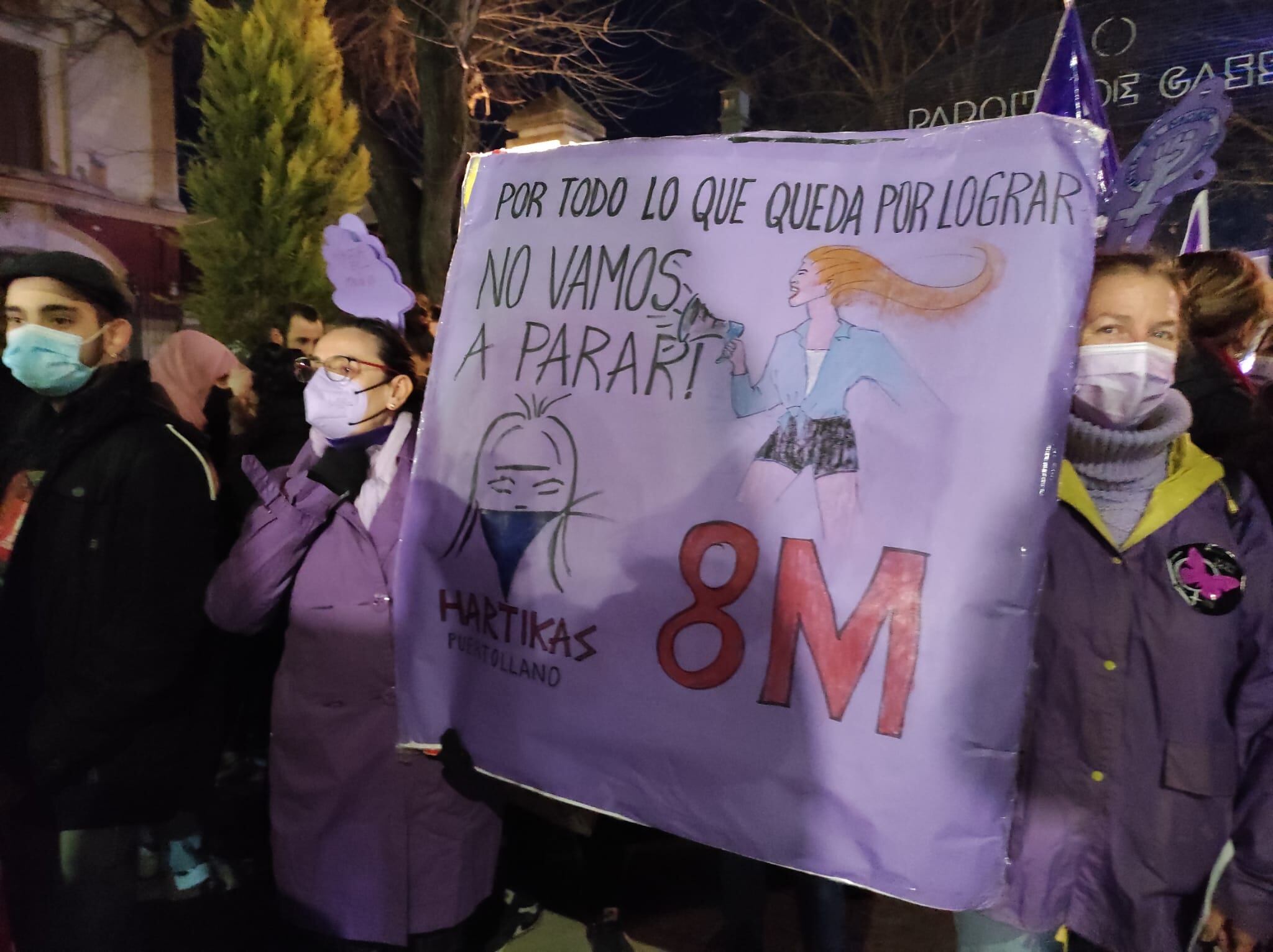 Manifestantes con una pancarta en el Parque de Gasset, en Ciudad Real.