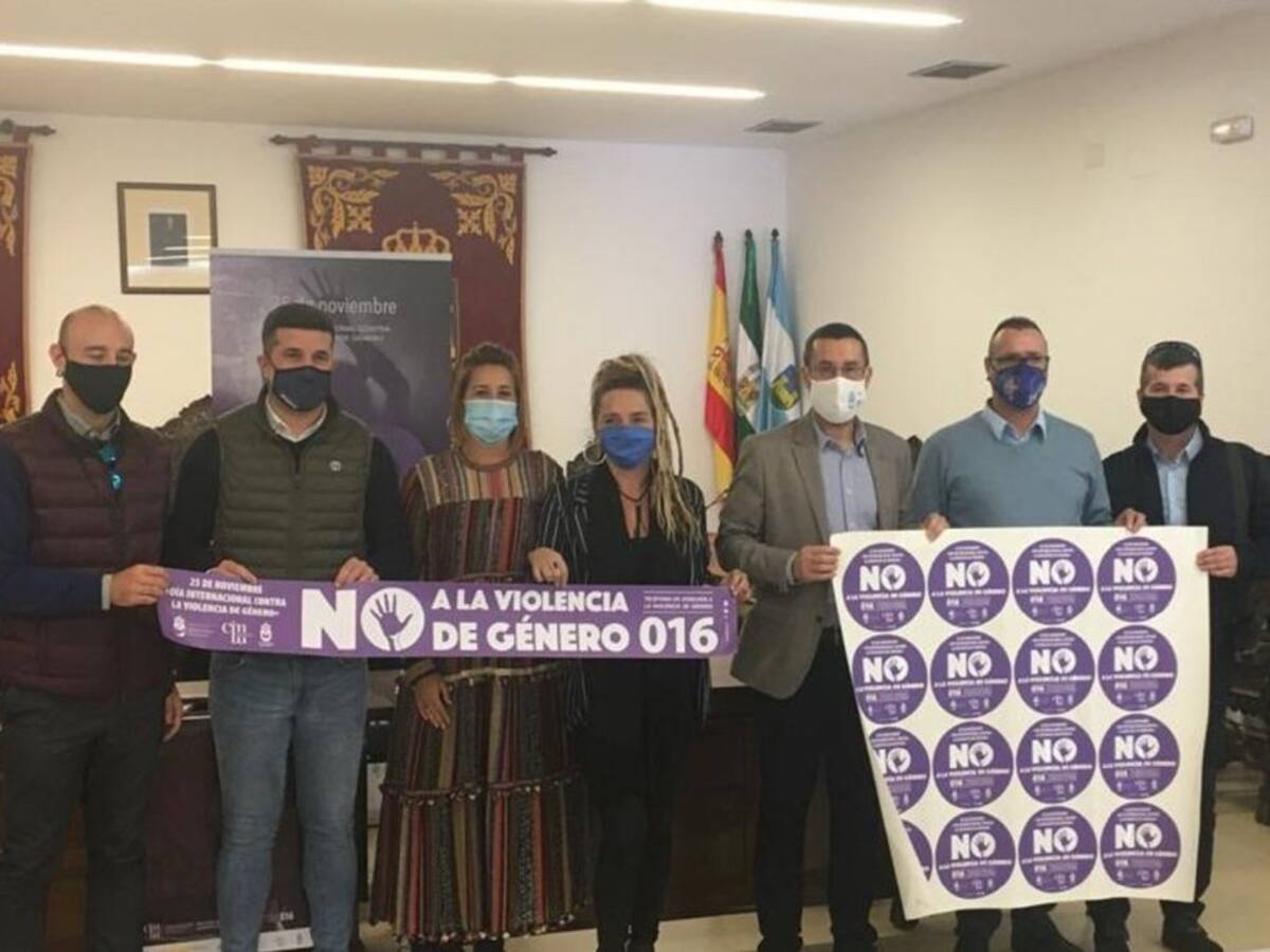 Los taxis y autobuses de La Línea llevarán distintivos con el lema "No a la violencia de género"