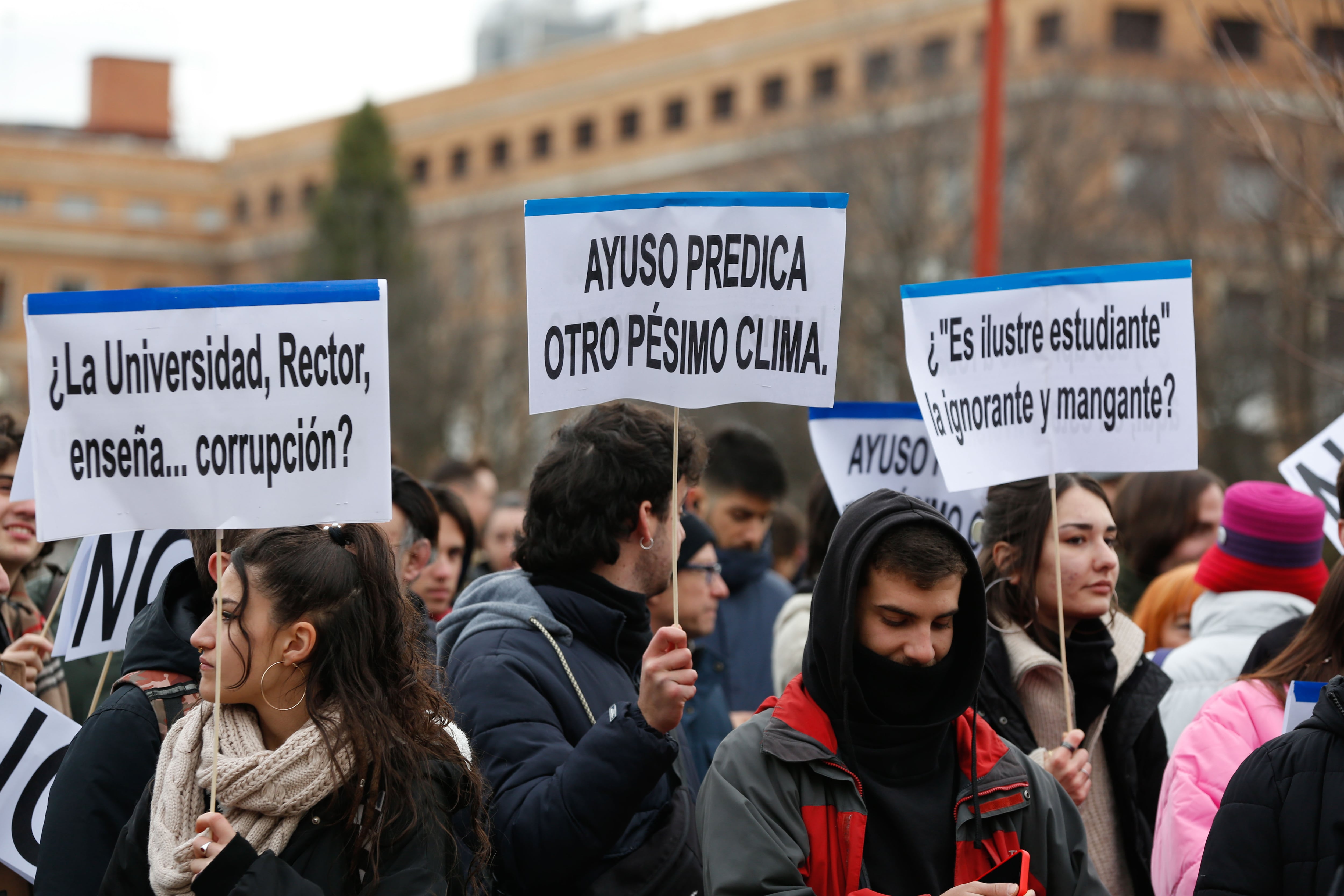 Protestas ante la facultad de Ciencias de la Información de Universidad Complutense (UCM) contra el nombramiento de la presidenta de la Comunidad de Madrid, Isabel Díaz Ayuso, como alumna ilustre.