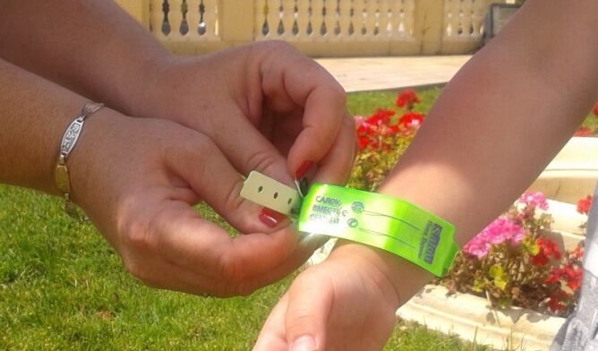 Las pulseras que el Patronato de Turismo de Salou repartirá entre sus visitantes