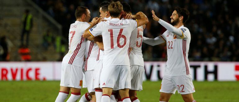 Los jugadores de España celebran el gol de Asier Illarramendi a Israel.