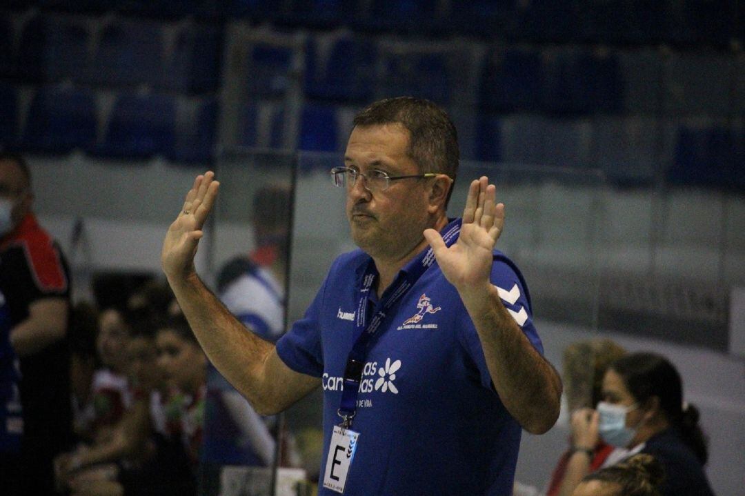 Miguel Ángel Lemes dirigiendo uno de los partidos del Lanzarote Puerto del Carmen en la Liga Guerreras Iberdrola.