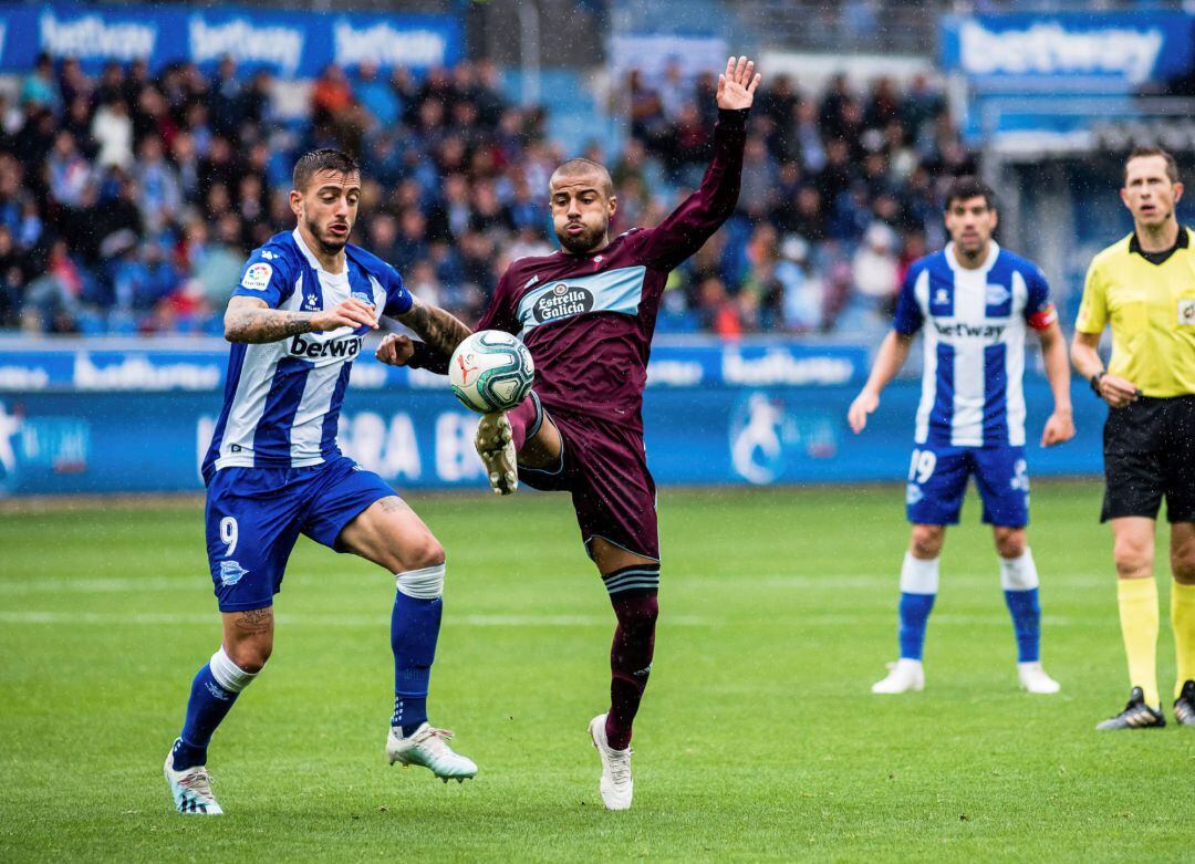 Rafinha pugna por un balón ante Joselu