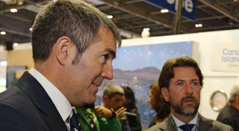 El presidente de la comunidad de Valencia, Ximo Puig (dcha), conversa con el presidente del Gobierno de Canarias, Fernando Clavijo (i), en presencia del presidente del Cabildo de Santa Cruz de Tenerife, Carlos Alonso (2º izda), en el stand de Canarias en