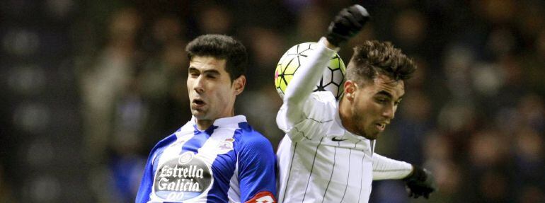 El defensa del Deportivo de La Coruña Juanfran lucha el balón con el portugués Ricardo Horta del Málaga CF.