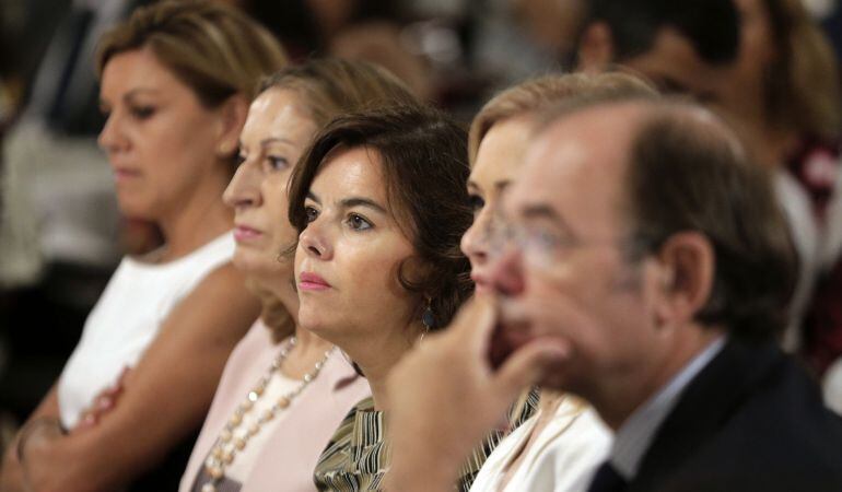 La secretaria general del Partido Popular, María Dolores de Cospedal; la presidenta del Congreso, Ana Pastor; la vicepresidenta del Gobierno en funciones, Soraya Saénz de Santamaría; la presidenta de la Comunidad de Madrid, Cristina Cifuentes; y el presid