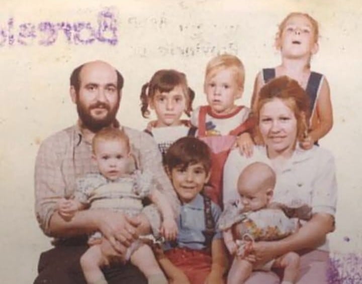 Eva Tenorio (el nadó més petit) amb la seva família biològica en la única fotografia que conserva