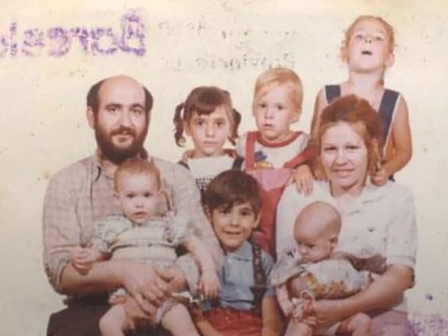 Eva Tenorio (el nadó més petit) amb la seva família biològica en la única fotografia que conserva