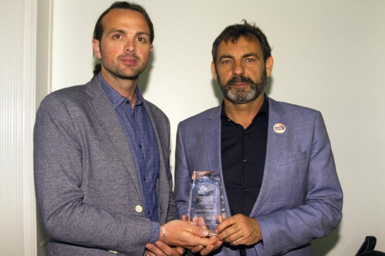 El jefe de operaciones de Proactiva Open Arms, Gerard Canals, acompañado del director de la Organización, Oscar Camps, con el galardón  otorgado por la organización Archivos de la Brigada Abraham Lincoln
