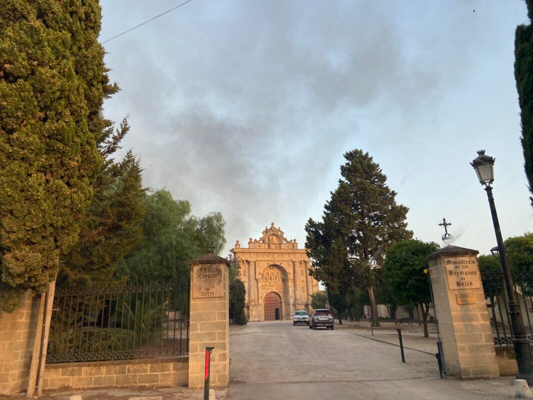 La densa nube de humo negro procedía del vivero que se encuentra tras el Monasterio de la Cartuja
