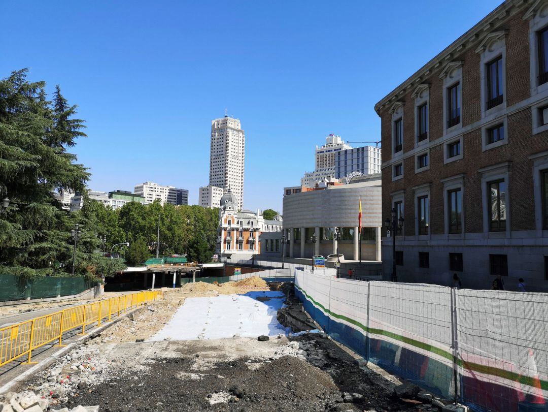 Estado de las obras en la calle Bailén, donde se han hallado los restos del siglo XVI. 