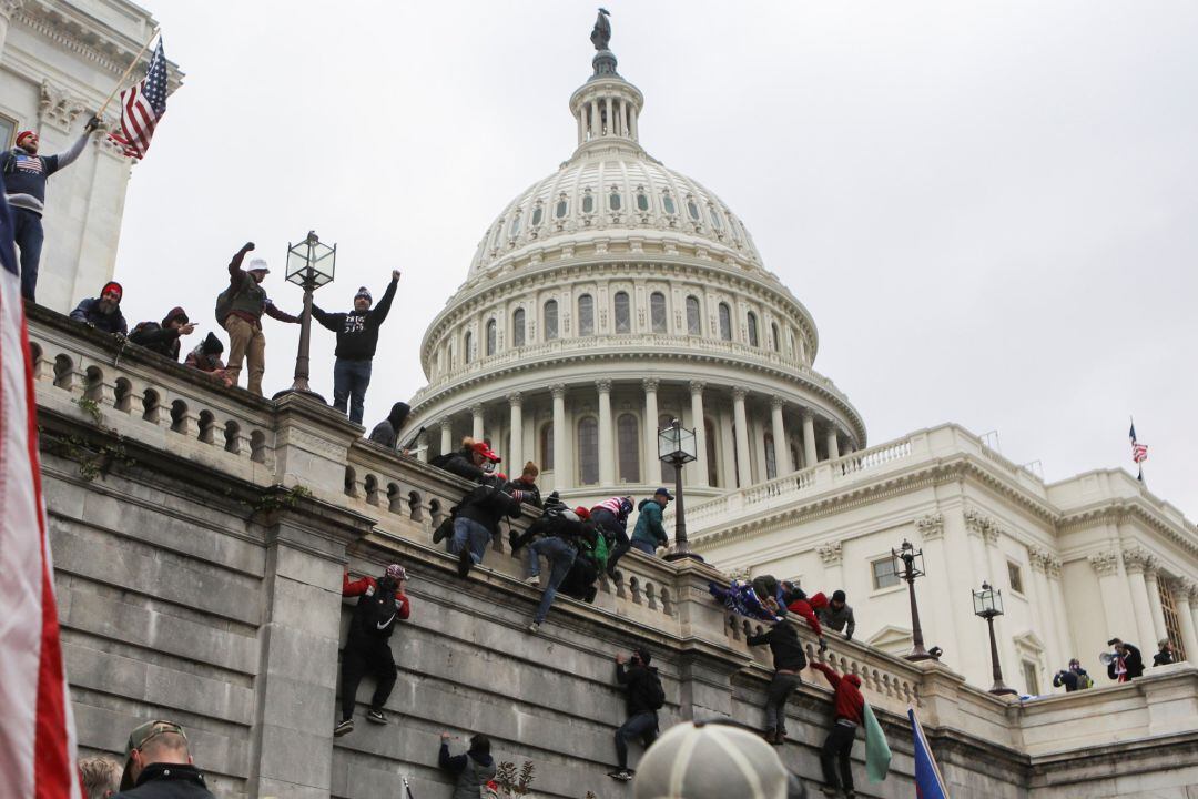 Seguidores de Trump asaltan el Capitolio. 