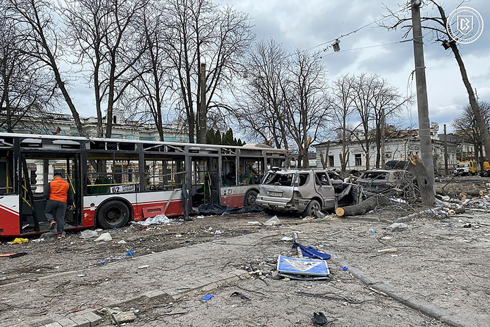 Daños provocados por el ataque aéreo ruso en Sumi.