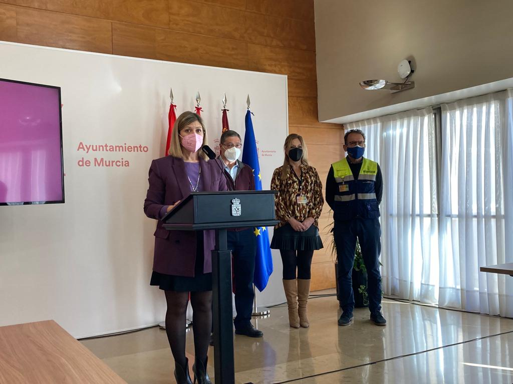 La concejala de Servicios Sociales, Paqui Pérez, durante la presentación en rueda de prensa del Plan Estratégico Municipal para Personas Sin Hogar de Murcia