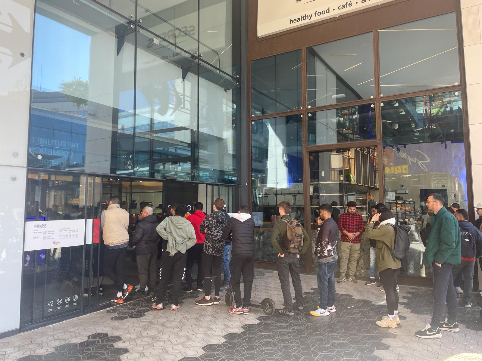 Varias personas hacen cola en el centro comercial Glòries, de Barcelona, para vender los datos de su iris.