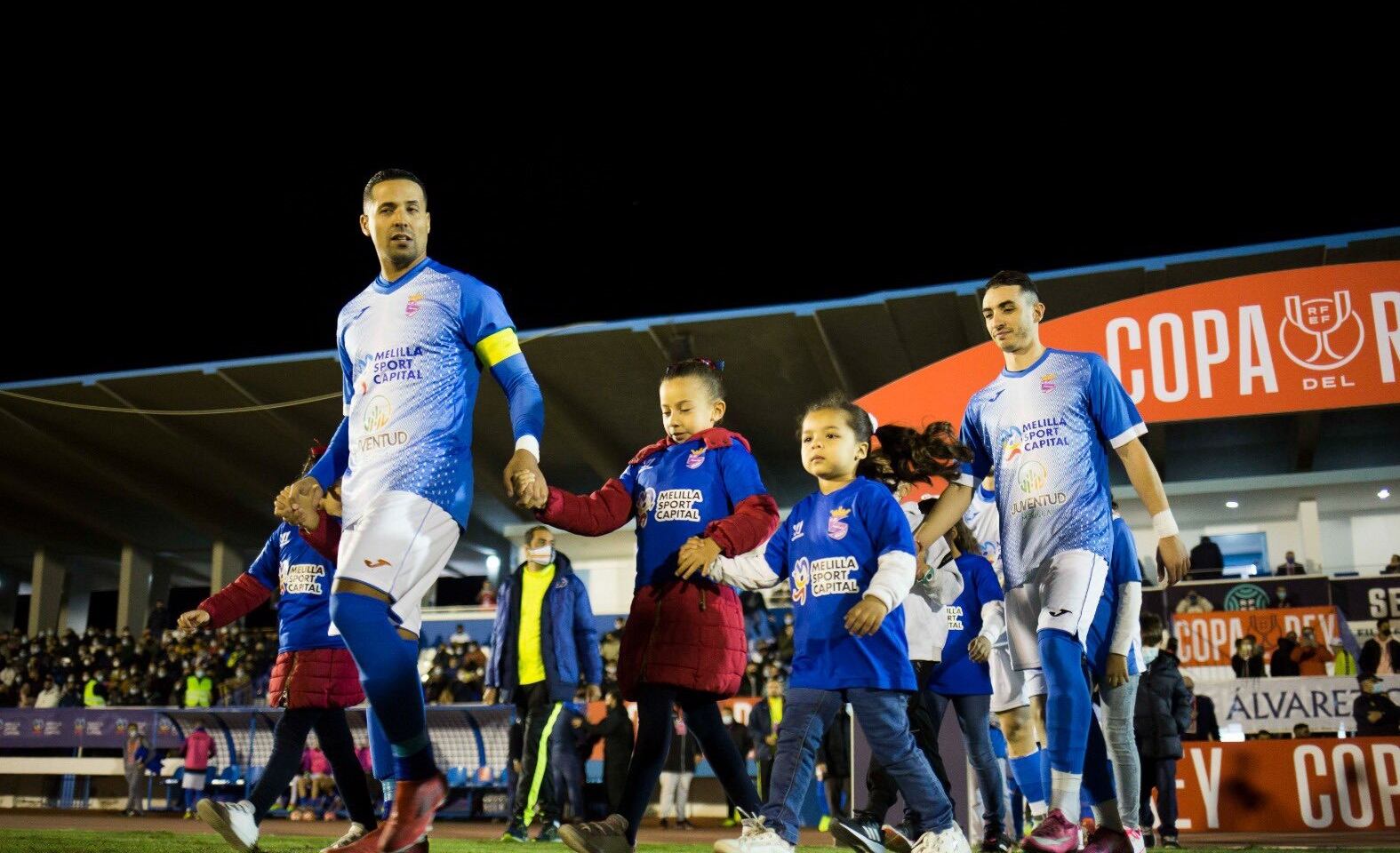 Los jugadores del CD Huracán Melilla saltan al césped para jugar contra el Levante, en diciembre de 2021 (CD Huracán Melilla).