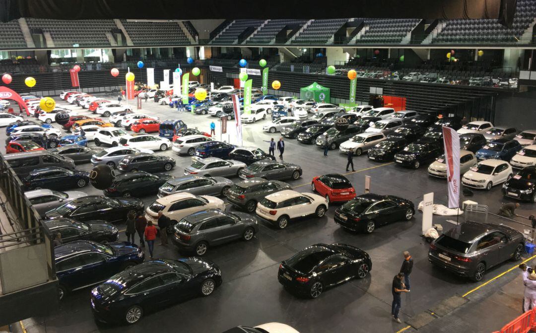 Interior del Pabellón Navarra Arena con los vehículos