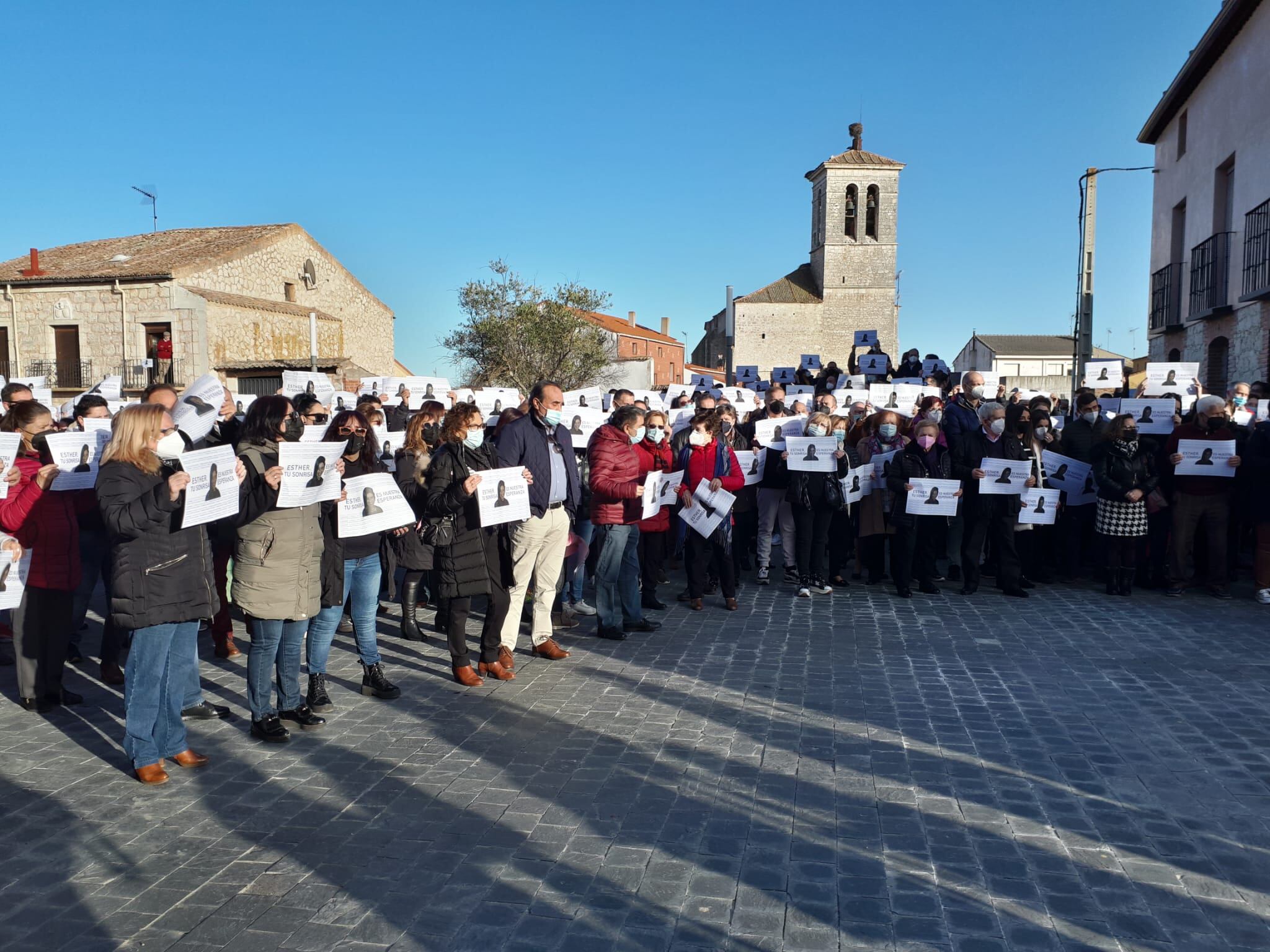 La Plaza Mayor de Traspinedo congregó a cientos de vecinos en apoyo a la familia de Esther