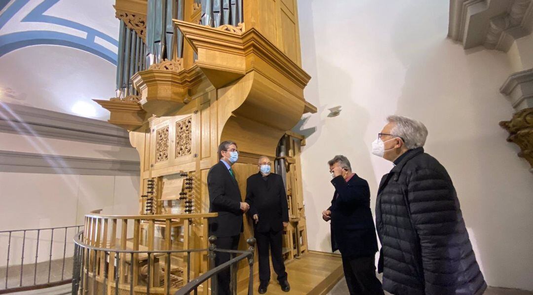 El concejal de Cultura y Recuperación del Patrimonio, Jesús Pacheco, junto al órgano de la iglesia del Carmen de Murcia 