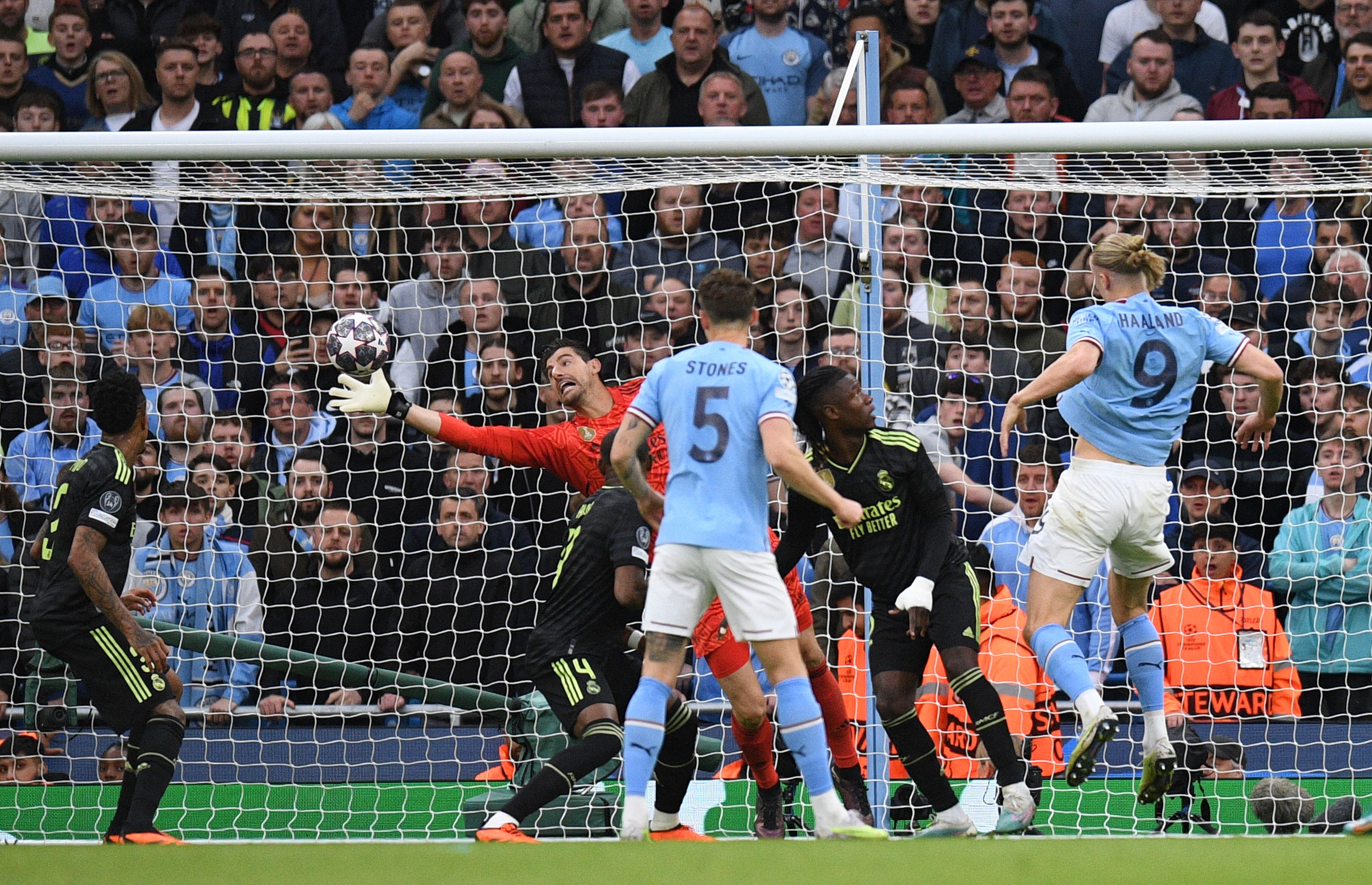 Courtois salva un balón del City.