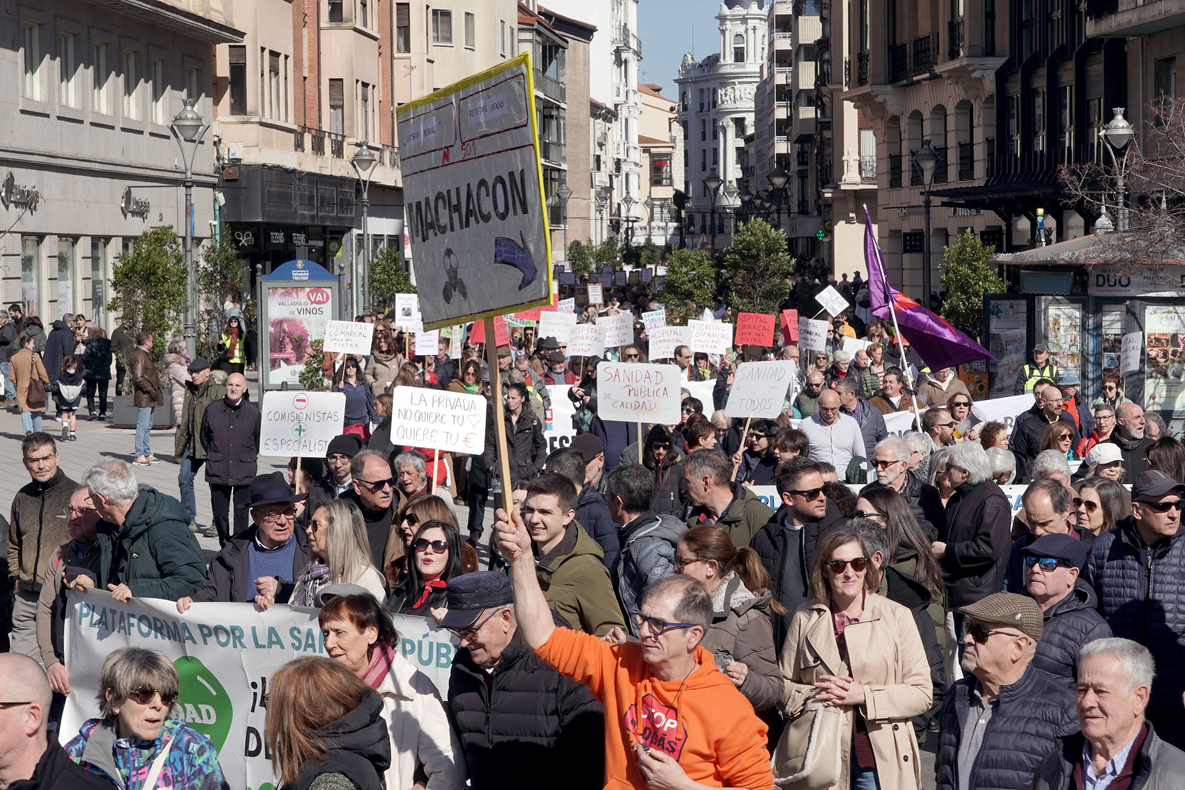 Miles de personas participan en Valladolid en una manifestación por la Sanidad Pública