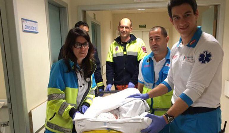 Los sanitarios del SUMMA con el recién nacido