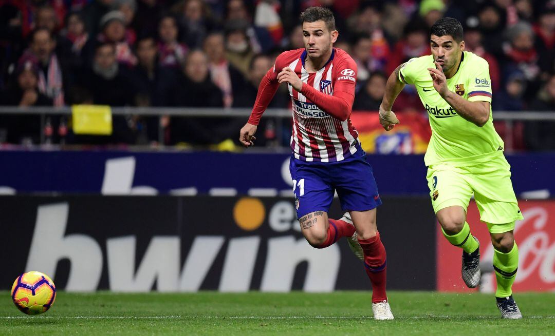 Lucas Hernández, en acción con el barcelonista Luis Suárez.