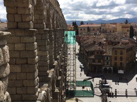 Para la retirada de la escultura se han instalado andamios en el arco central del monumento