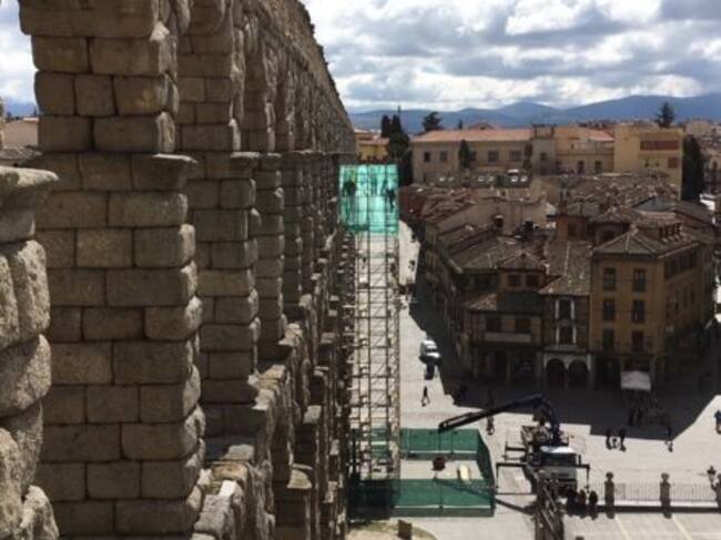 Para la retirada de la escultura se han instalado andamios en el arco central del monumento