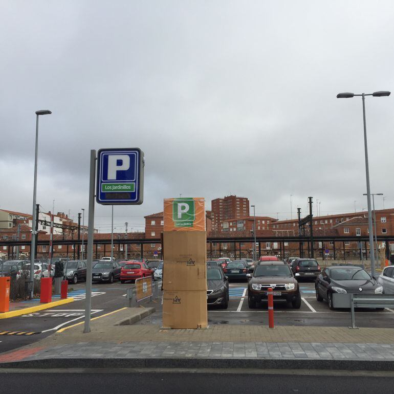Aparcamiento junto a la Estación de Palencia en el que se pemite aparcar sin pagar hasta que entre en funcioamiento con un sistema que incluirá alquiler de coches eléctricos. 