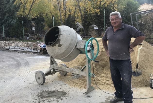 Carmelo en la obra donde trabaja,