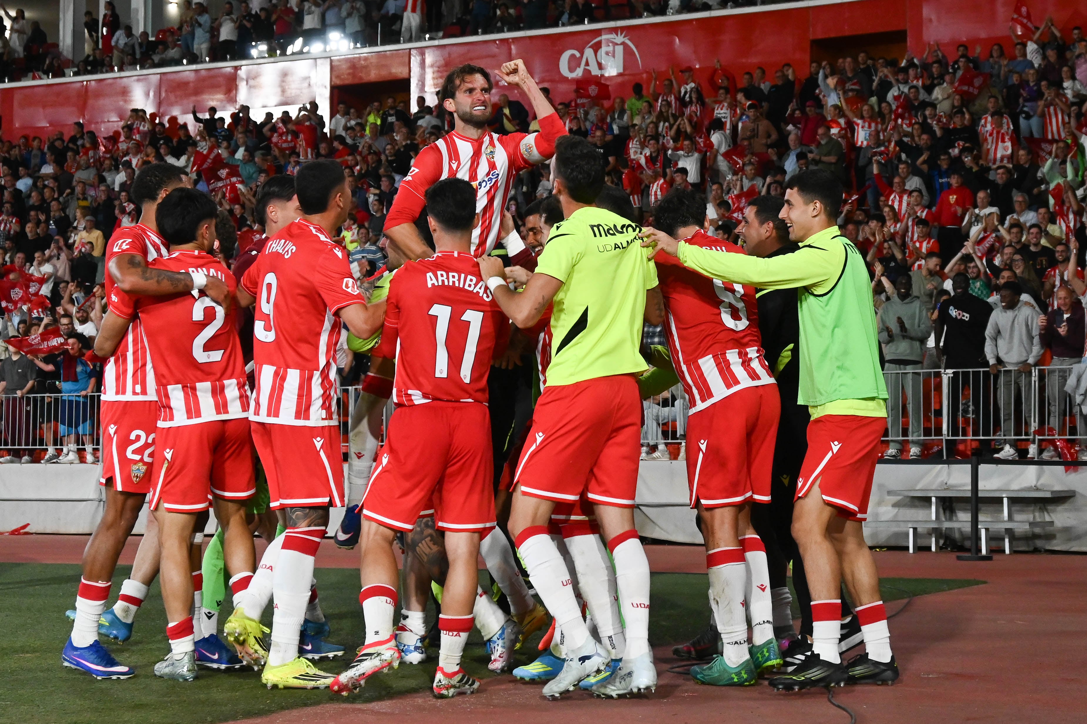 Leo Baptistao al cielo después de marcar el 3-2 en el descuento en una noche de locura.