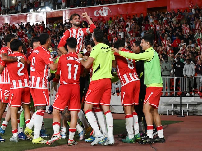 Leo Baptistao al cielo después de marcar el 3-2 en el descuento en una noche de locura.