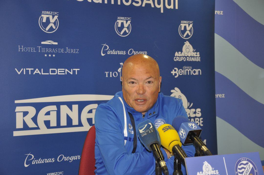 Andrés García Tébar, técnico del Xerez DFC en rueda de prensa