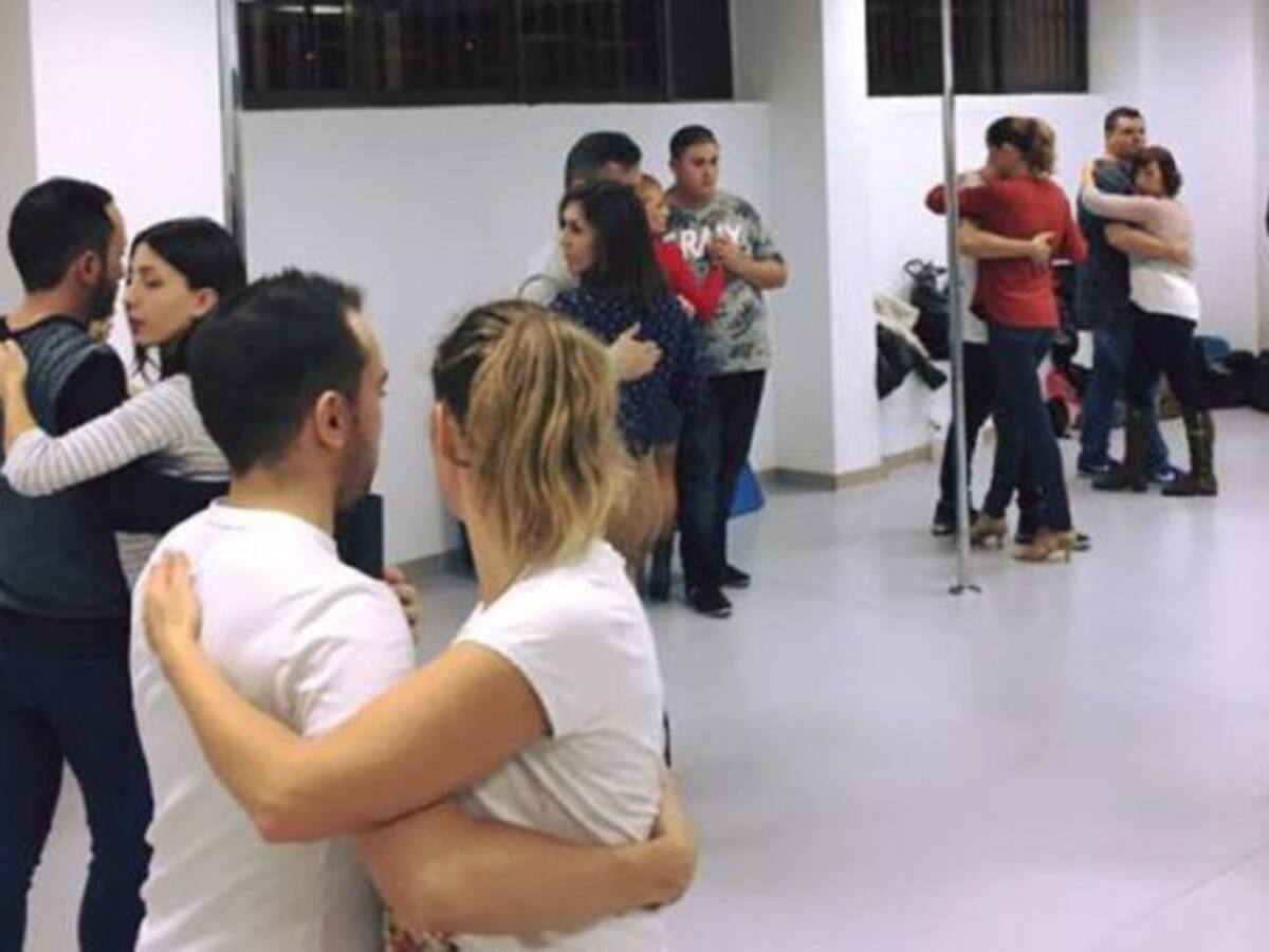 Las escuelas de baile piden que se deje bailar pegados a los convivientes