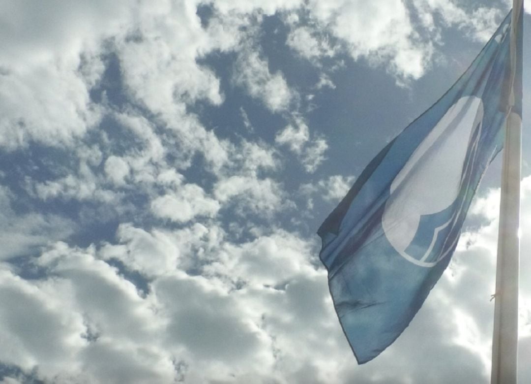 Bandera azul ondeando en la playa de los Arenales del Sol