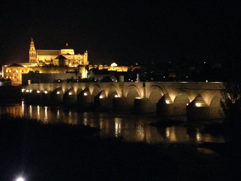 Vista nocturna del puente romano y la Mezquita Catedral